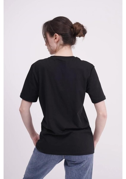 23SCTS235U Puzzle Nakışlı Bisiklet Yaka Siyah Tshirt fırsatları