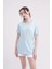 23SCTS233U Pati Nakışlı Yaka Açık Mavi Tshirt 5