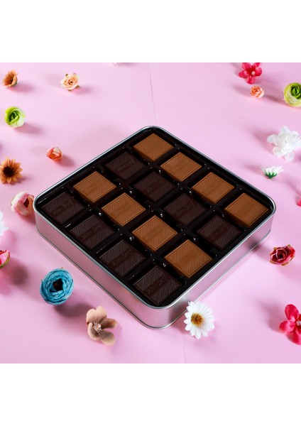 Kadınlar Günü 64 Adet Madlen Çikolata (Metal Kutu) Model 2 fiyatları