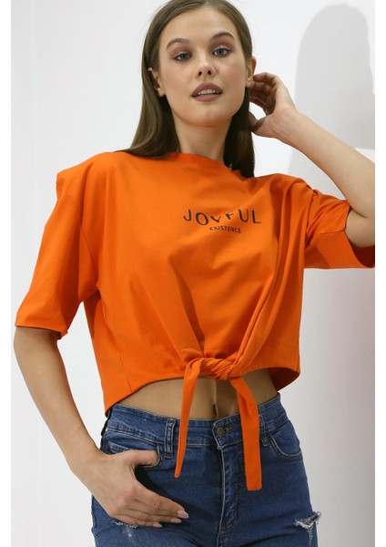 Kadın Oranj Yazı Baskılı Oversize Vatkalı Bel Detay Örme T-Shirt HZL23S-DSB120231