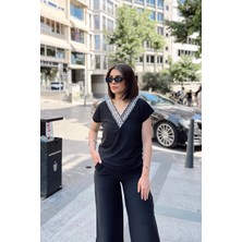 New Laviva Siyah V Yaka, Kısa Kol, Kendinden Dokulu Kumaş, Salaş & Rahat Kalıp/kesim, Garnili Bluz & T-Shirt