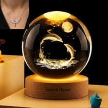 Keyfim Shop  Kişiye Özel Işıklı Ahşap Kaideli Sevimli Balinalar Cam Küre 8cm*6cm- Melek Kolye Hediyeli