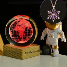 Keyfim Shop Kişiye Özel Dekoratif Işıklı Ahşap Kaideli Dünya Cam Küre ve Lotus Çiçeği Kolye