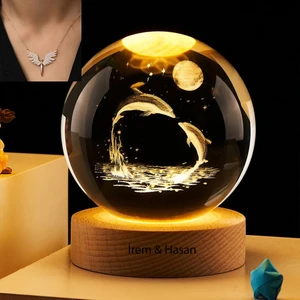 Kişiye Özel Işıklı Ahşap Kaideli Sevimli Balinalar Cam Küre 8cm*6cm- Melek Kolye Hediyeli