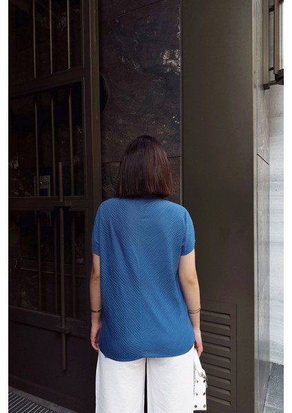 Indigo V Yaka, Kısa & Yarasa Kol, Kendinden Dokulu Kumaş, Basic Kalıp/kesim, Salaş Bluz & T-Shirt