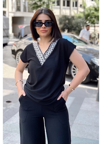 Siyah V Yaka, Kısa Kol, Kendinden Dokulu Kumaş, Salaş & Rahat Kalıp/kesim, Garnili Bluz & T-Shirt