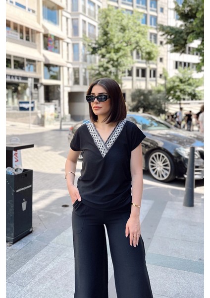 Siyah V Yaka, Kısa Kol, Kendinden Dokulu Kumaş, Salaş & Rahat Kalıp/kesim, Garnili Bluz & T-Shirt fırsatları