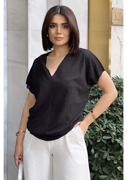Siyah V Yaka, Kısa & Yarasa Kol, Kendinden Dokulu Kumaş, Basic Kalıp/kesim, Salaş Bluz & T-Shirt