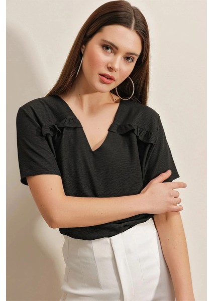 Kadın Siyah Oversize Fırfırlı V Yaka Örme Bluz HZL23S-BD104581 fiyatları