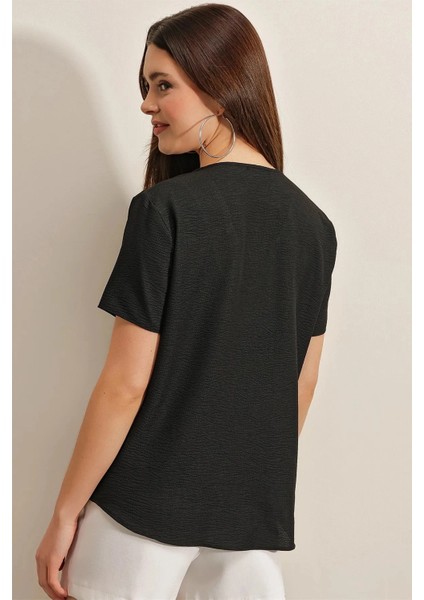 Kadın Siyah Oversize Fırfırlı V Yaka Örme Bluz HZL23S-BD104581 fırsatları