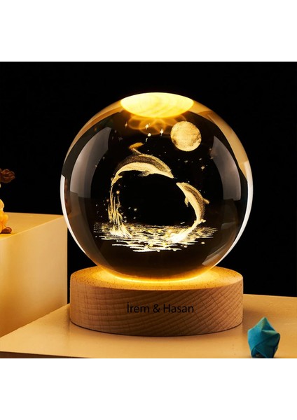 Kişiye Özel Işıklı Ahşap Kaideli Sevimli Balinalar Cam Küre 8cm*6cm