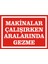 Makinalar Çalışırken Aralarında Gezme 2.6 mm PVC Uyarı Levhası 25 x 35 cm 1