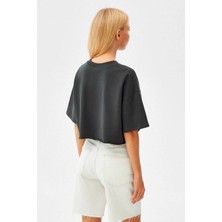 Nur Ozbey Önü Baskılı Crop Tshirt Gri