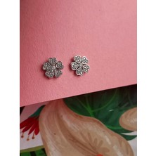 925 Ayar Zirkon Taşlı Papatya Gümüş Çivili Trend Küpe  Yılbaşı Yeni Yıl Hediye