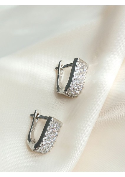 925 Ayar Gümüş Üç Sıra Su Yolu Zirkon Taşlı J Model Trend Kadın Küpe Yılbaşı Yeni Yıl Hediye fiyatları