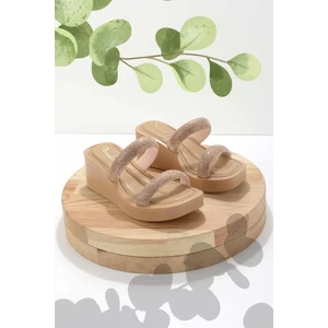 Kadın Terlik Suni Deri Malzeme ile Yüksek Dolgu Topuk ve Şık Taşlı Tasarım