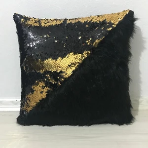 Yılmaz Home Pullu Peluş Dekoratif Üçgen Kırlent Kılıfı