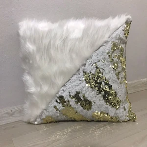 Yılmaz Home Pullu Peluş Dekoratif Üçgen Kırlent Kılıfı