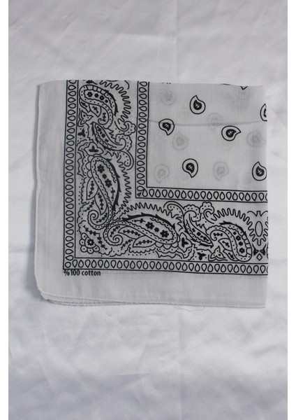 Beyaz Renk Siyah Şal Desenli Kare Bandana