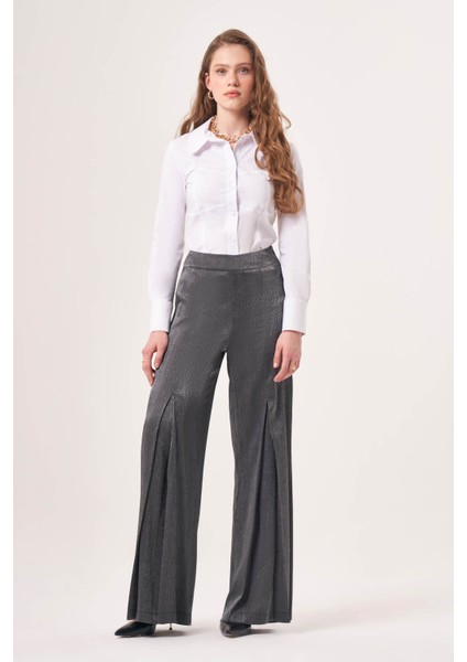 Parlak Detaylı Gri Pantolon
