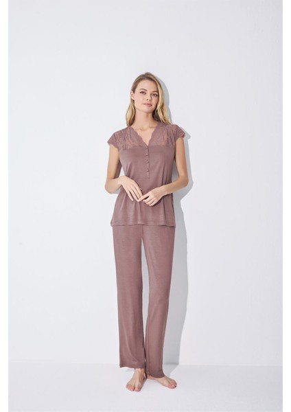 Kadın Yakası Kolu ve Omzu Dantelli Önü Düğmeli Pijama Takımı 18509