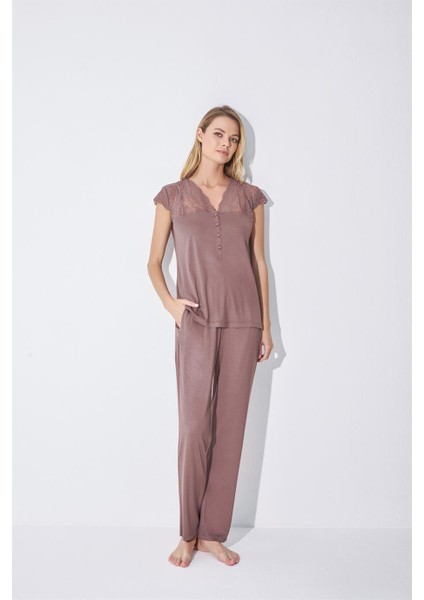 Kadın Yakası Kolu ve Omzu Dantelli Önü Düğmeli Pijama Takımı 18509 fırsatları