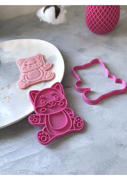 Selam Veren Pembe Kedi Hamur Şekillendirici