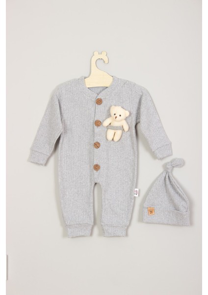 Adabebek Pamuk Ahşap Düğmeli Ayıcıklı Fitilli Tarz Şapkalı Bebek Tulum