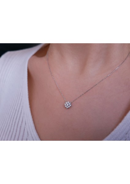 Capella Yıldızı Baget Pırlanta Kolye | Gırantaş Diamond