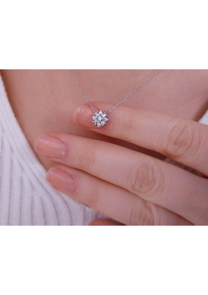 Capella Yıldızı Baget Pırlanta Kolye | Gırantaş Diamond