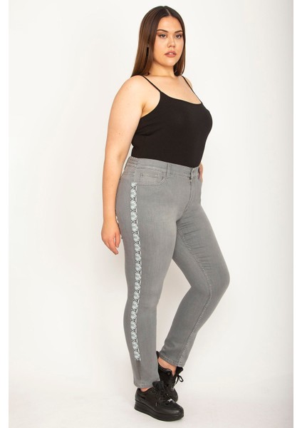 Kadın Gri Yan Şerit Ve Paçası Zincir Detaylı 5 Cep Likralı Kot Pantolon 65N26403