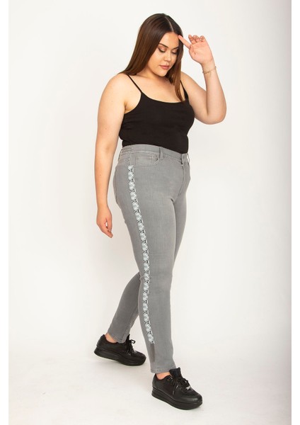 Kadın Gri Yan Şerit Ve Paçası Zincir Detaylı 5 Cep Likralı Kot Pantolon 65N26403 fiyatları