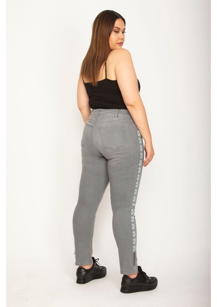 Kadın Gri Yan Şerit Ve Paçası Zincir Detaylı 5 Cep Likralı Kot Pantolon 65N26403 modelleri