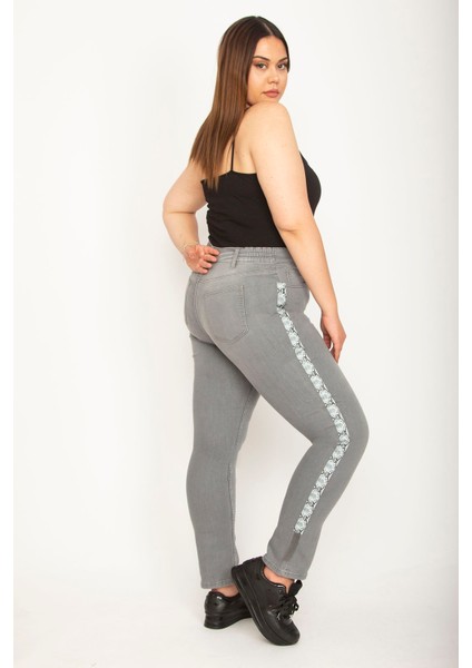 Kadın Gri Yan Şerit Ve Paçası Zincir Detaylı 5 Cep Likralı Kot Pantolon 65N26403 fırsatları
