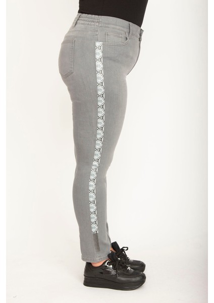 Kadın Gri Yan Şerit Ve Paçası Zincir Detaylı 5 Cep Likralı Kot Pantolon 65N26403 indirimleri