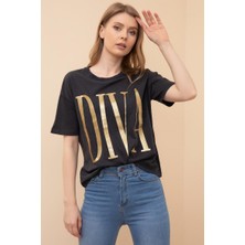 NSE Collection Kadın Füme Renk Pamuklu Bisiklet Yaka Diva Baskılı Kısa Kollu T-Shirt