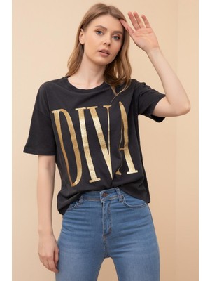 NSE Collection Kadın Füme Renk Pamuklu Bisiklet Yaka Diva Baskılı Kısa Kollu T-Shirt