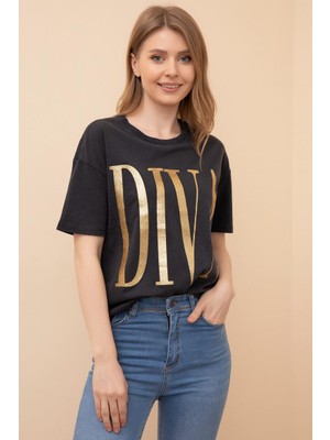 NSE Collection Kadın Füme Renk Pamuklu Bisiklet Yaka Diva Baskılı Kısa Kollu T-Shirt