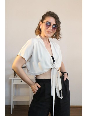 Lapiz Cepken Model Crop Bluz, Krem Renk, Krep Kumaş, Kruvaze Bağlamalı