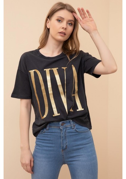 Kadın Füme Renk Pamuklu Bisiklet Yaka Diva Baskılı Kısa Kollu T-Shirt