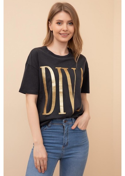 Kadın Füme Renk Pamuklu Bisiklet Yaka Diva Baskılı Kısa Kollu T-Shirt