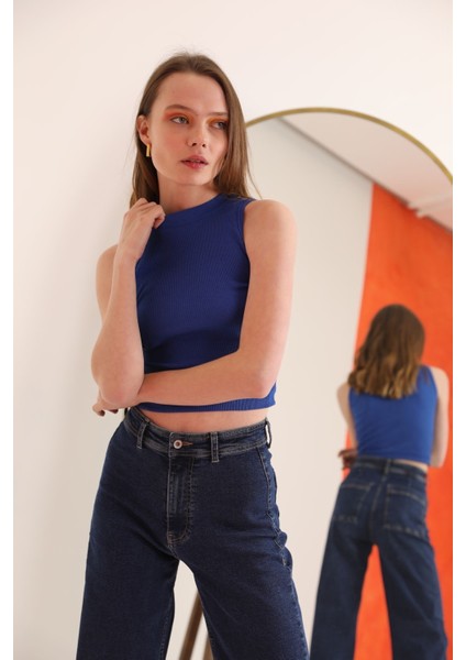 Kadın Saks Renk Kaşkorse Kumaş Geniş Bisiklet Yaka Crop Kolsuz Bluz fiyatları