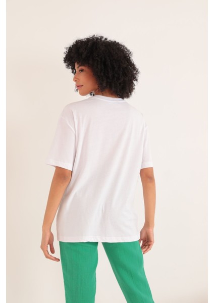 Kadın Beyaz Renk Süprem Kumaş Süzine Nakışlı Bisiklet Yaka Oversize Tişört fırsatları