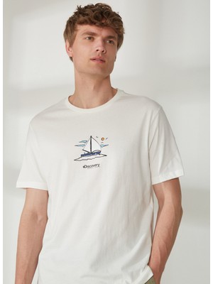 Discovery Expedition Bisiklet Yaka Baskılı Kırık Beyaz Erkek T-Shirt YELKEN