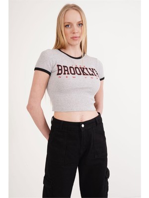 Cotton Mood 23254270 Kaşkorse Brooklyn Baskı Garnili Kısa Kol Crop Bluz Grı