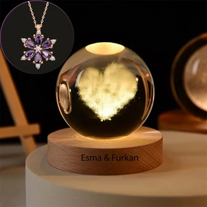 Büyük Boy Işıklı Ahşap Kaideli Kalp Temalı Cam Küre 8cm ve Lotus Çiçeği Kolye