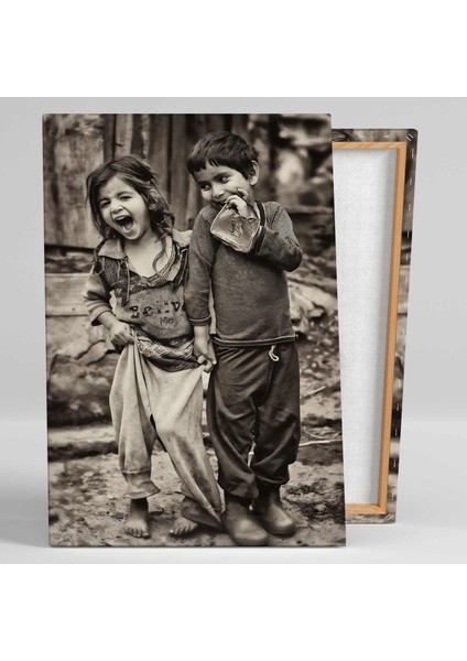 Gülümseyen Kardeşler Mutluluğun Fotoğrafı Kanvas Tablo