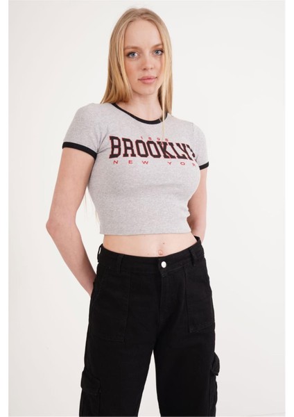 23254270 Kaşkorse Brooklyn Baskı Garnili Kısa Kol Crop Bluz Grı