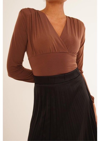 23254223 Sandy Kruvaze Yaka Büzgülü Vatkalı Uz.kol Bluz Kahve