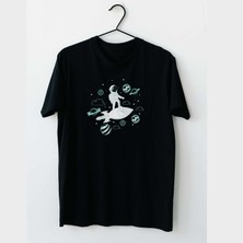 Mor Mürekkep Uzay Mekiği Üzerinde Astronot Tasarım Baskılı Erkek Tshirt